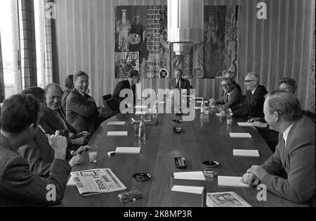 Oslo 19720926. Die Regierung Bratteli traf sich nach der Wahlniederlage am Tag nach dem Referendum über die norwegische Mitgliedschaft in der EWG/EG. Am Tisch endet Premierminister Trygve Bratteli. Z. B. Verkehrsminister Reiulf Steen, Minister für Kirche und Bildung Bjartmar Gjerde und Minister für Kommunalverwaltung und Arbeit Odvar Nordli. Foto NTB / NTB Stockfoto