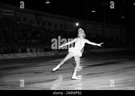 Oslo 19530821 Art Runner Sonja Henie in Oslo mit ihrer großen Eisschau. Zum ersten Mal nach dem Krieg sollte Sonja Henie für ein norwegisches Publikum auftreten. Hier in Aktion während der Eröffnungsshow im Jordal Amfi. Jordal, (immer noch eine Freiluftstrecke) wurde mitten im Sommer vereist. Die Show hatte 33 Vorstellungen, alle mit vollen Häusern. Foto: Høel / NTB / NTB Stockfoto