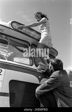 Telemark im Frühjahr 1970. Das Norwegische Autorenzentrum reist in Zusammenarbeit mit der jungen Künstlergesellschaft auf einer dreiwöchigen Tour nach Telemark und Buskerud. Sie vermitteln Kunst und Kultur auch in Fabriken und Institutionen. Die jungen Autoren Bjørn Nilsen und Ane Borgen sorgen dafür, dass das jonglierte Autoschild sauber und schön und gut lesbar ist. Foto: Sverre A. Børretzen / Aktuell / NTB Stockfoto