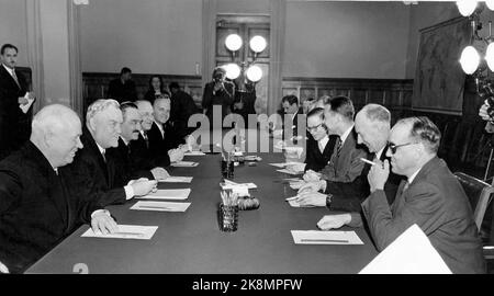 Moskau Russland 1955. Werna Gerhardsen und Einar Gerhardsen in Moskau an der Spitze einer norwegischen Delegation, um die Möglichkeiten für ein erweitertes Handelsabkommen zu diskutieren. Hier Gerhardsen (Nr. 2 aus H) und die Delegation in Gesprächen mit (aus V) Nikita Chrustschow, dem Vorsitzenden des Ministerrats N.A. Bulganin und A.I. Mikojan. Foto: NTB Archive / TASS / NTB Stockfoto