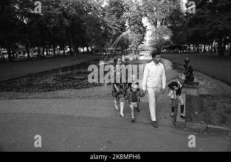 Oslo 28. Juni 1969. Karl Johansgate an einem heißen Sommertag in Oslo. Hier vom Student Lund. Eine Familie auf Stadtrundfahrt. Foto: Per Ervik / Current / NTB Stockfoto