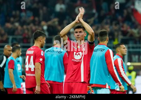 San Siro Stadion, Mailand, Italien, 22. Oktober 2022, Matteo Pessina (AC Monza) klatscht den Anhängern während des AC Milan gegen AC Monza - italienischer socc - die Hände Stockfoto