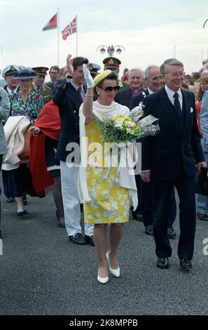 Kristiansand 19910627. - 1991. Juni. Die königliche Familie in Kristiansand. Königin Sonja im Vordergrund in gelbem Anzug. Kronprinz Haakon wurde im Hintergrund erblickt. Wellen. Foto: Lise Åserud / NTB Stockfoto