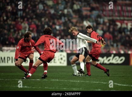 Mailand, Italien 19961204 Champions-League-Spiel RBK / Mailand im San Siro Stadion in Mailand, wo Rosenborg gewann 2-1. Action aus dem Spiel, RBK in weiß und schwarz. Hier Steffen Iversen im Einsatz gegen drei Italiener. Foto: Gorm Kallestad / NTB. Stockfoto