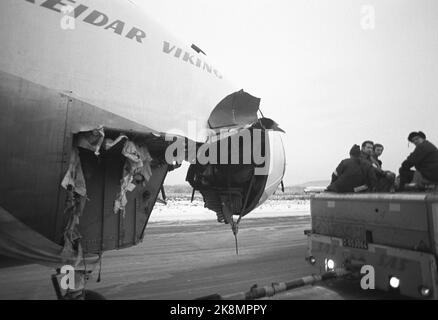 Bærum, Fornebu 10. Februar 1973. Anhebung des SAS-Flugzeugs „Reidar Viking“, das am 30. Januar 1970 am Flughafen Fornebu versagte. Es sind keine Menschen gestorben. Hier das zerbrochene Flugzeug mit zerdrückter Nase. Foto; Aktuell / NTB Stockfoto