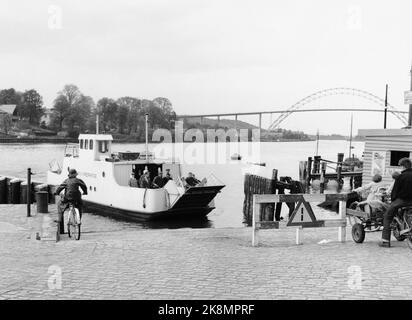 Fredrikstad 19590530 'Touristidylll aus dem Jahr 1567' die einzige erhaltene Festungsstadt der nordischen Region - erbaut im Regenschirm, heute eine große, friedliche Idylle - liegt in Fredrikstad. Männer und Frauen, einige mit dem Fahrrad, kommen von der kleinen Fähre, die zwischen der Altstadt und dem modernen Fredrikstad verkehrt. Foto; Aage Storløkken / Aktuell / NTB NB! Foto wurde nicht behandelt! Stockfoto