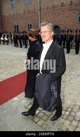 Oslo 19970528: Der Politiker Gudmund Hernes folgt dem Galadiner im Akershus im Zusammenhang mit dem Staatsbesuch von König Albert II. Und Königin Paola von Belgien in Norwegen. Foto: Jon EEG NTB / NTB Stockfoto