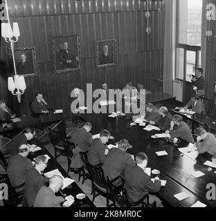 Oslo 19630421. Die Lohnregelung: Nach dramatischen Wochen, in denen Streiks und Aussperrung unvermeidlich schienen, wurde der Vorschlag des nationalen Maklers für eine gemeinsame Tarifregelung für alle Themen empfohlen, die sowohl vom LO-Sekretariat als auch vom erweiterten Verhandlungsausschuss der NAF empfohlen wurden. Hier von der Verhandlungsnacht bis 21/4, wo eine Einigung erzielt wurde. Übersichtsbild. Foto: NTB / NTB Stockfoto