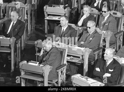 Oslo 19630928 'ROLLEBYTTE FOR ANNEN GANG' Parlamentarisk Drama i Stortinget. Erörterte Punkte i 30 Timer. Statsministeren heter igjen Einar Gerhardsen, etter at koalisjonsregjeringen til John Lyng ved Høyre, Kristelig Folkeparti, Venstre Og Senterpartiet gikk AV 25. september 1963. NRK fjernsyn tar opptak Fra hele erörterte Og formidler den til det norske Folk. Ihr Sitter John Lyng (H) i Stortinget (nederst th). Noen AV politikerne bruker solbriller pga det sterke lyset Fra lyskasterne NRK bruker ved opptak. Foto: Aage Storløkken / Aktuell / NTB Stockfoto