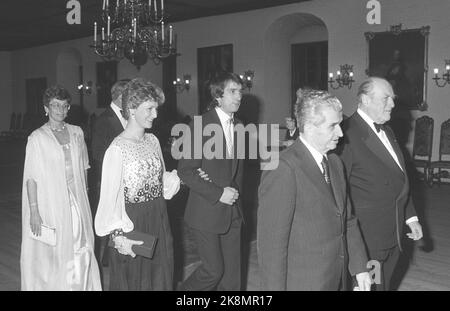 Oslo 19801114. Der rumänische Präsident Nicolae Ceausescu und Frau Elena zu einem offiziellen Besuch in Norwegen. Die Regierung gab ein Abendessen für Präsident Ceausescu im Schloss Akershus. Das Bild zeigt König Olav vor sich (t Prinzessin AAstin ganz hinten. Foto: Henrik Laurvik / NTB Stockfoto