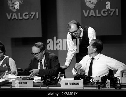 Kommunalwahl in Oslo 19710920 1971. Wahlbeobachte in NRK. Helge Seip (TV) und Jan Frydenlund (TH). In der Mitte Lars Jacob Krogh. Foto: NTB / NTB Stockfoto