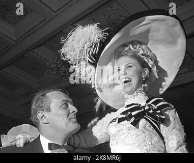 Oslo 19650327 - und danach wurde getanzt. Premiere des Films My Fair Lady im Colosseum-Kino mit anschließender Party in Bristol. Erik Bye mit einer schönen Dame. Foto; Sverre A. Børretzen / Aktuell / NTB Stockfoto