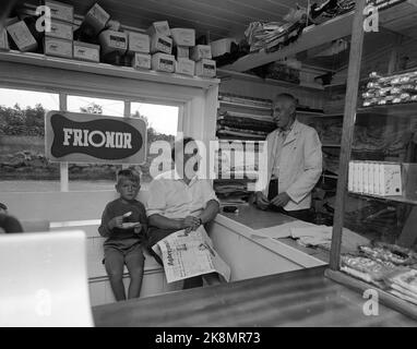 Tromøya 1958. Der Laden auf Sommerøya. Show-Sänger Alf Prøysen macht Urlaub auf Tromøya in der Nähe von Arendal. Hier im Gespräch mit Holiday Bo und Merchant, Fridtjof Andersen. Der Junge, der Eis isst, ist der Sohn von Prøysen, Ketil Prøysen. Foto: Aage Storløkken / Aktuell / NTB Stockfoto