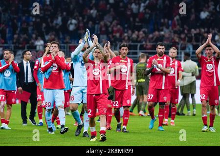 San Siro Stadion, Mailand, Italien, 22. Oktober 2022, Das Team (AC Monza) klatscht den Anhängern während des AC Milan gegen AC Monza - italienischer Fußball-Ser Stockfoto