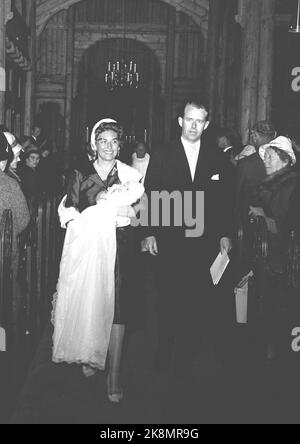 Oslo 19621004. In der Holmenkollenkapelle taufen Prinzessin Estad und Johan Martin Ferner ihre Tochter Cathrine. Hier Johan Martin Ferner und Prinsse Erid, die Tochter Cathrine nach der Taufe aus der Kapelle trägt. Foto: NTB / NTB Stockfoto