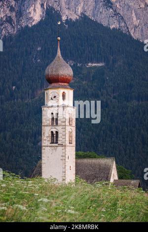 Kirche und Berg bei Sonnenuntergang, Südtirol, Italien Stockfoto