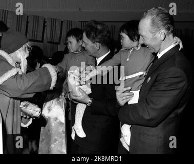 Oslo Januar 1970 die Weihnachtsbaumfeier für vietnamesische Adoptivkinder war sicherlich ein wichtiger Teil des Integrationsprozesses der norwegischen Gesellschaft. Hier grüßen einige der Kinder im Weihnachtsmann, wahrscheinlich zum ersten Mal. Foto: NTB / NTB. Stockfoto