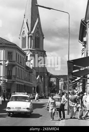 E-18, 9. August 1969. Aktuelle Nr. 32. 'Die Urlaubsstraße vor einigen ist Europavei 18 - oder südlich, wie sie im Volksmund genannt wird. Wir sind der 613 Kilometer langen Straße von Oslo nach Stavanger gefolgt. Von der Autobahn nach Krongletgrusvei, von den Dörfern in Vestfold nach dem felsigen Jæren. Durch einige der größten Städte des Landes durch kleine südliche Deillen. . Hier aus Kristiansand, mit der Kirche im Hintergrund. Foto: Per Ervik / Current / NTB Stockfoto