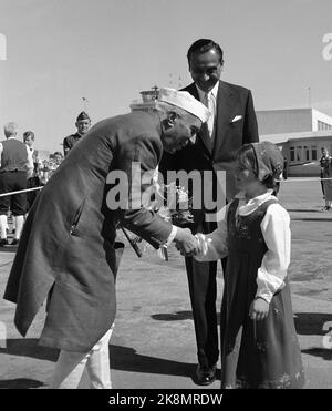 Oslo 29. Juni 1957. Premierminister Jawaharlal Nehru aus Indien bezaubert die Norweger. Hier wird er von einem Mädchen mit Bunad-Verkleidung Blumen überreicht, als er in Fornebu ankommt. Foto; Jan Nordby / NTB / NTB Stockfoto