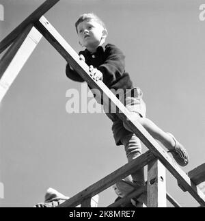 Oslo 1948. Junge klettert während des Spiels im Kindergarten von Spigerverket. In Oslo gibt es mit 40.000 Kindern unter Schulalter nicht mehr als 11 Kindertagesstätten und 24 Kindergärten. Mit 1000 Kindern im Vorschulalter im Großraum Oslo ist ein Kindergartenplatz viel zu klein. Auch die Erpressung von Vorschullehrern ist ein großes Problem. Foto: SV. A. Børretzen / Aktuell / NTB Stockfoto