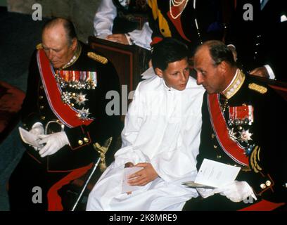 Oslo 9. Oktober 1988. Prinz Haakon Magnus bestätigt sich in der Burgkapelle. Hier ist er mit seinem Vater Kronprinz Harald und seinem Großvater König Olav. Foto; Knut Falch / NTB Stockfoto