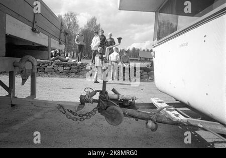 1969-05-12 "die Polizei versucht neue Straßen". Makan zur Beherrschung des Beschleunigers wurde auf den Straßen in Vestfold noch nie registriert. Aber dann war auch die großräumige Kontrolle der Polizei, die Operation Sample County genannt wurde, sowohl in der lokalen als auch in der Hauptpresse gründlich im Voraus. Am Montag, dem 12. Mai, gab es keine großen Verkehrstage in Vestfold, aber auf der anderen Seite war es stark frequentierte Polizeibeamte, die Autos kontrollierten und von Jungen und Mädchen, die auf Steinzäunen entlang der Hauptstraßen saßen, bewundert wurden. Anhängerhalterung. Foto: Aage Storløkken / Aktuell / NTB Stockfoto