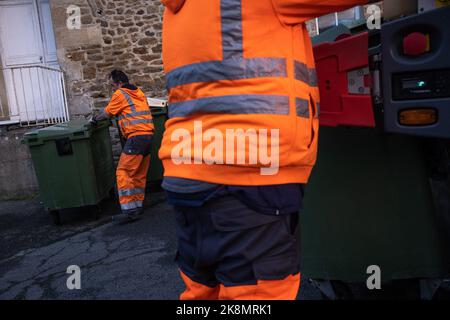 Frankreich, Bretagne, Dinan am 2022-06-07. Bericht über die Bewirtschaftung und Sammlung von Abfällen, Abfällen und Mülltonnen in der Agglomeration der Stadt Dina Stockfoto