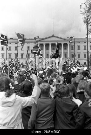 Oslo 19690517. Mai 17 in Oslo. Der Kinderzug auf dem Weg zum Karl-Johans-Tor. Das Schloss im Hintergrund. Kinder mit Fahnen. Foto: Thorberg / NTB / NTB Stockfoto