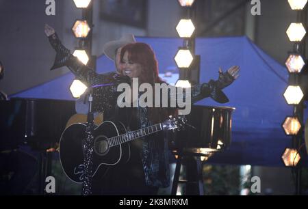 New York, USA. 24. Oktober 2022. (NEU) Wynonna Judd spielt live bei der NBC Today Show am Rockefeller Plaza. 24. Oktober 2022, New York, USA: Die amerikanische Countrysängerin Wynonna Ellen Judd tritt am Montag (24.) live auf der NBC Today Show am Rockefeller Plaza mit Fans bei leichtem Regen auf. Die 58-jährige Sängerin ist eine der am meisten anerkannten und ausgezeichneten Country-Sängerinnen mit 19 No. 1 Singles, darunter die der Judds, was sie zu einer der meistverkauften Country-Künstlerinnen aller Zeiten macht. Kredit: ZUMA Press, Inc./Alamy Live Nachrichten Stockfoto