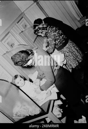 Oslo 19470503 - von der Gesundheitsstation Sagene im Jahr 1947. Hausfrauen mit Kindern auf Säuglingskontrolle, um über die richtige Ernährung und Anleitung in Säuglings- und Kleinkindpflege zu lernen. Die Task Control Station soll Krankheiten vorbeugen. Die Mütter erhalten ihre eigenen Stände, in denen sie sich von ihren kleinen Kindern kleiden. Foto: Skotaam Current / NTB Stockfoto