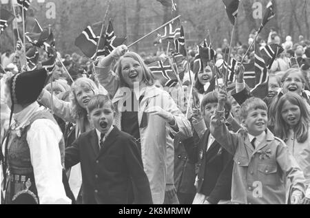 Oslo 19700517. 17. Mai: Fest in Oslo. Kronprinz Harald und Kronprinzessin Sonja winken ohne König Olav zum Kinderzug auf dem Schlossbalkon. Der König war krank und konnte nicht anwesend sein. Hier glückliche Kinder im Kinderzug mit norwegischen Flaggen, die dem Kronprinzenpaar in Slottsplassen winkten. Foto: NTB Erik Thorberg / NTB / NTB Stockfoto