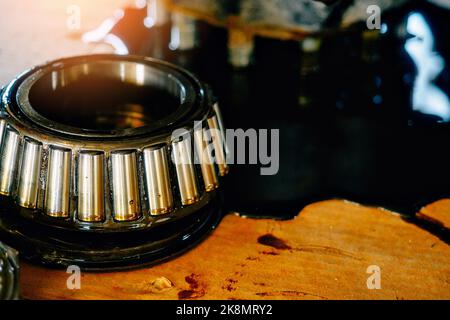 Geschmiertes Rollenlager. Reparaturteil für Fahrzeugaufhängung. Nahaufnahme. Hintergrund... Stockfoto