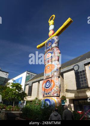 „Earth Goddess“-Skulptur, St. Austell, Cornwall. Von Sandy Brown ist es die höchste Keramikskulptur der Welt mit 14 m. Stockfoto