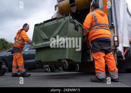 Frankreich, Bretagne, Dinan am 2022-06-07. Bericht über die Bewirtschaftung und Sammlung von Abfällen, Abfällen und Mülltonnen in der Agglomeration der Stadt Dina Stockfoto