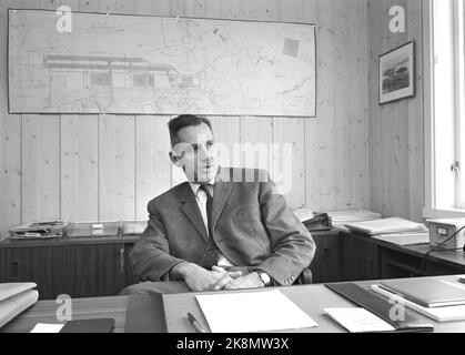 Husnes 19641003. Das Aluminiumwerk in Husnes wird gebaut. Die Bagger verändern die Landschaft von Tag zu Tag. Hier, Direktor Eugène Kepper, der sich auf die Zukunft der Aluminiumindustrie freut. Er verspricht, dass die Beschwerde über das Rauchen minimal sein wird. Foto: Sverre A. Børretzen Current / NTB Stockfoto