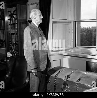 Oslo 19510526: König Haakon VII. Fotografiert auf dem Schloss. Der König steht und blickt aus dem Fenster auf den Schlossplatz. Foto: NTB / NTB Stockfoto