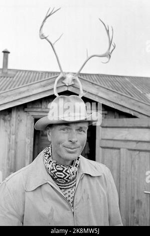 Hardangervidda 1966-10-01 Privatnutzungseigentümer Gerhard Aage Treschow hat einen privaten Teil der Hardangervidda, Berunuten, mit 170.000 Toren Villreinfjell und Fiskevann. Der Nutzungseigentümer Gerhard Aage Treschow hat Polizeibeamte aus Larvik gemietet, um ihre privaten Interessen zu überwachen. Foto: Aage Storløkken / Aktuell / NTB Stockfoto