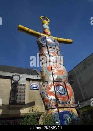 „Earth Goddess“-Skulptur, St. Austell, Cornwall. Von Sandy Brown ist es die höchste Keramikskulptur der Welt mit 14 m. Stockfoto