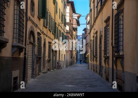 Lucca Toskana Italien Street Life September 2022 Lucca ist eine Stadt und Gemeinde in der Toskana, Mittelitalien, am Fluss Serchio, in einer fruchtbaren Ebene in der Nähe der Stockfoto