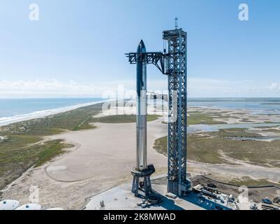 SpaceX stapelt am 12. Oktober 2022 den Prototyp des Schiff-24-Raumschiffs auf Booster 7 in seiner Starbase-Testanlage in Boca Chica, Texas. Elon Musk, Gründer und CEO von SpaceX, sagte, das Unternehmen verfährt „sehr vorsichtig“. Wenn sich eine RUD (Rapid ungeplant disassembly) auf dem Pad befindet, wird der Fortschritt des Raumschiffs um 6 Monate zurückgestellt.' Foto über SpaceX/UPI Stockfoto