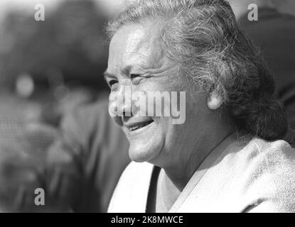 Schweden 196400704. Der sowjetische Führer Nikita Chruschtschow zu einem offiziellen Besuch in Sveige. Hier ist eine lächelnde Frau Nina Chruschtschow während des Besuches in Schweden. Foto: Current / NTB Stockfoto