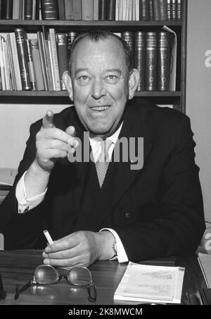 Oslo 19601022. Trygve Lie (1896-1968) norwegischer Anwalt und Politiker. Außenminister während des Zweiten Weltkriegs 1940-45-und bis 1946. Wurde der erste Generalsekretär der Vereinten Nationen 1946-1953. Trygve Lie fotografiert in seinem Büro im Zusammenhang mit einem Repot in der Strömung. Raucht Zigarette, Punkte. Foto: Ivar Aaserud Current / NTB Stockfoto