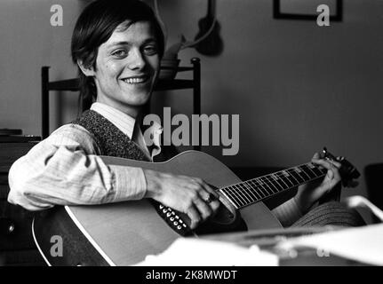 Bærum 12. April 1969. Filmaufnahme auf Jar des Films 'Heaven and Hell', der über Jugend und Drogen handelt. Sigrid Huun und Lillebjørn Nilsen spielen die beiden Jugendlichen, die "unerbittlich in die gefährliche Hölle der Drogen gesaugt haben". Hier Lillebjørn Nilsen, der den Jungen spielt Foto: Per Ervik / Current / NTB Stockfoto