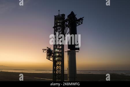 SpaceX stapelt am 11. Oktober 2022 den Prototyp des Schiff-24-Raumschiffs auf Booster 7 in seiner Starbase-Testanlage in Boca Chica, Texas. Elon Musk, Gründer und CEO von SpaceX, sagte, das Unternehmen verfährt „sehr vorsichtig“. Wenn sich eine RUD (Rapid ungeplant disassembly) auf dem Pad befindet, wird der Fortschritt des Raumschiffs um 6 Monate zurückgestellt.' Foto über SpaceX/UPI Stockfoto