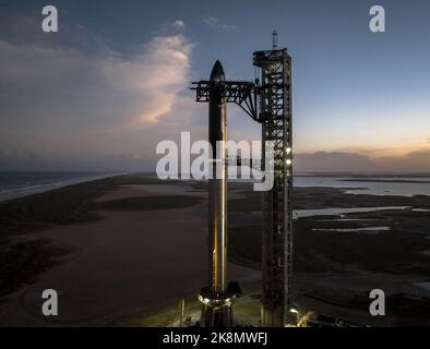 SpaceX stapelt am 11. Oktober 2022 den Prototyp des Schiff-24-Raumschiffs auf Booster 7 in seiner Starbase-Testanlage in Boca Chica, Texas. Elon Musk, Gründer und CEO von SpaceX, sagte, das Unternehmen verfährt „sehr vorsichtig“. Wenn sich eine RUD (Rapid ungeplant disassembly) auf dem Pad befindet, wird der Fortschritt des Raumschiffs um 6 Monate zurückgestellt.' Foto über SpaceX/UPI Stockfoto
