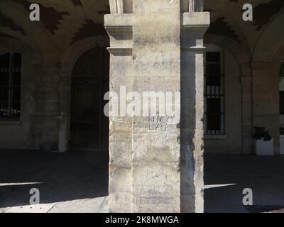 '1764 Nicolas' am 11 Place de Vosges in Paris im Stadtteil Marais, auf einer der Säulen der berühmten Arkaden, können wir sehen, was als eines der ältesten Graffiti in Paris gilt. Auf diesem Graffiti aus dem Jahr 1764, das in den Stein eingraviert ist (was es sicherlich erlaubt hat, ihn bis heute zu erhalten), können wir den Vornamen Nicolas lesen, der der Autor des Graffiti ist, Nicolas Edme Restif de la Breton, ein Schriftsteller. Er schuf sie in ganz Paris und veröffentlichte sie in seinem Buch: 'Es Inscriptions'. Heute ist nur noch das auf dem Place des Vosges erhalten Stockfoto