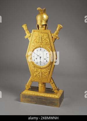 Pierre-Philippe Thomire et Lepautre Französische Schule Uhr in Form eines Schildes vergoldete Bronze (59 x 25,5 x 13,5 cm) Alberto Ricci Foto Stockfoto