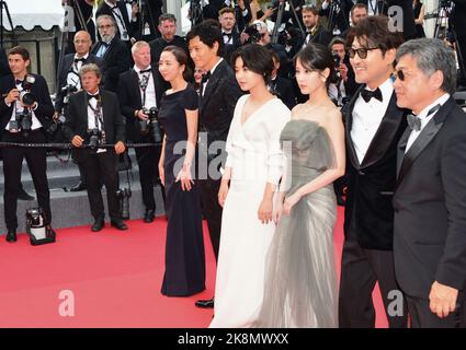 Doona BAE, Dong-won Gang, Joo-Young Lee, Hee-jin Choi, Song Kang-ho, Hirokazu Koreeda 'Broker' Filmfestspiele von Cannes Screening 75. Filmfestspiele von Cannes 26. Mai 2022 Stockfoto