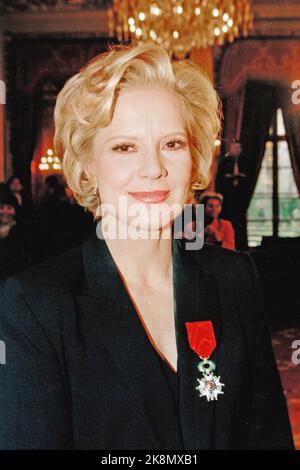 Porträt der Sängerin Sylvie Vartan nach der Aufnahme der Ehrenlegion vom französischen Präsidenten Jacques Chirac am 24. November 1998 im Elysée-Palast. Stockfoto