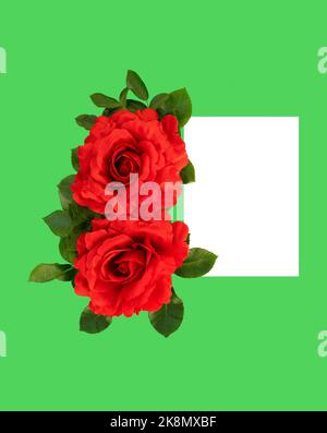 Rote Rosen auf grünem Hintergrund neben leerem Papier, Platz für Text Stockfoto